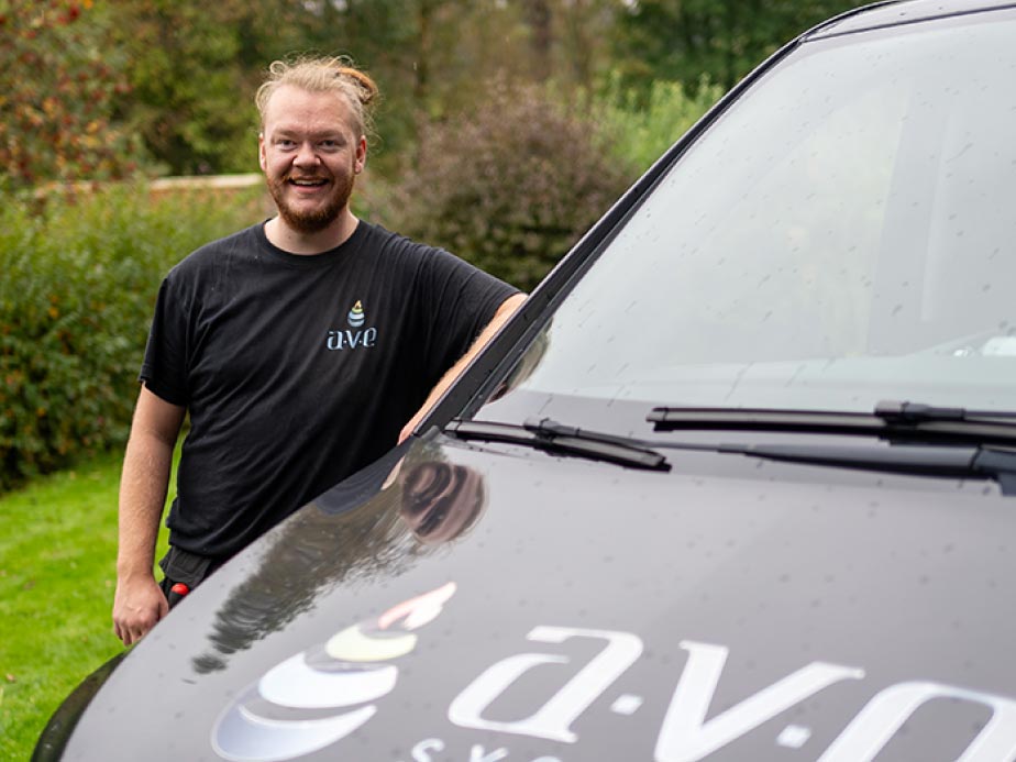 Mont&oslash;r fra AVE Systemer ved firmabilen